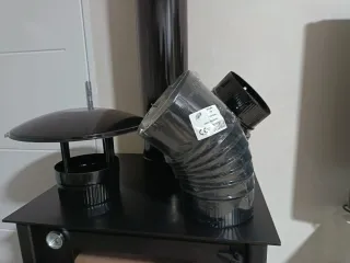 Chimenea: 2 codos de 45° y sombrerete 150mm.