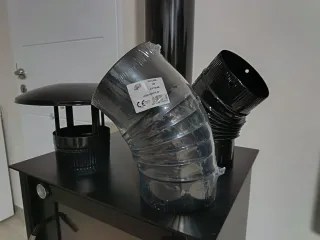 Chimenea: 2 codos de 45° y sombrerete 150mm.