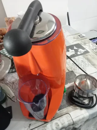 Exprimidor eléctrico naranja