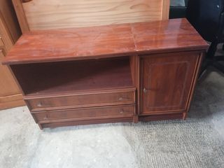 Mueble de madera con cajones y puerta