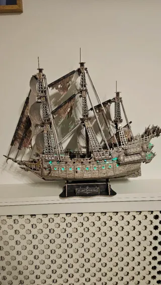 Barco de cartón con luz