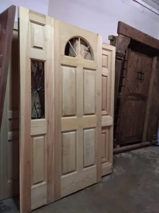 Puerta de madera maciza Valsaín con cerco