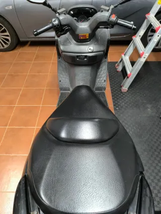 Suzuki Maxi Scooter Negra.