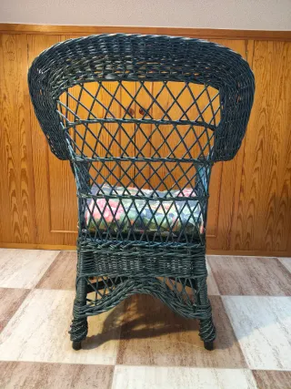 Butaca de mimbre con cojín floral
