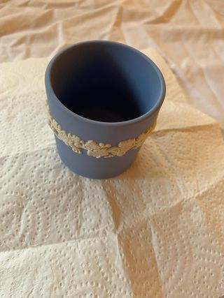 Jarra Wedgwood azul con adorno floral