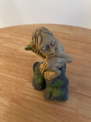 Figura Gollum con pez