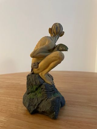 Figura Gollum con pez