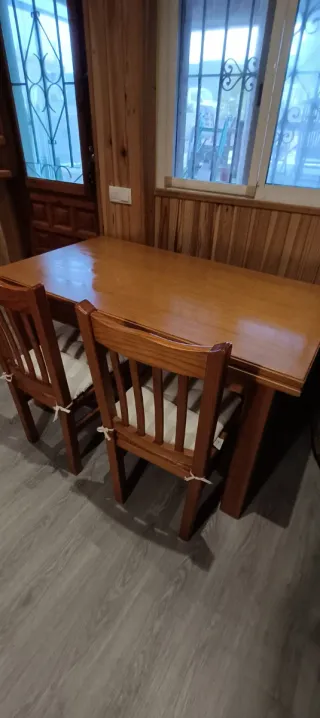 Mesa de comedor de madera maciza
