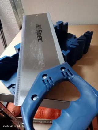 Caja y sierra ingletadora azul