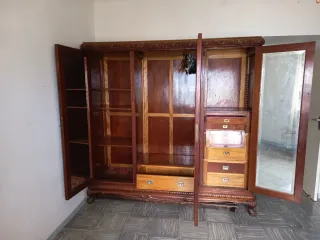Armario antiguo de madera con espejo