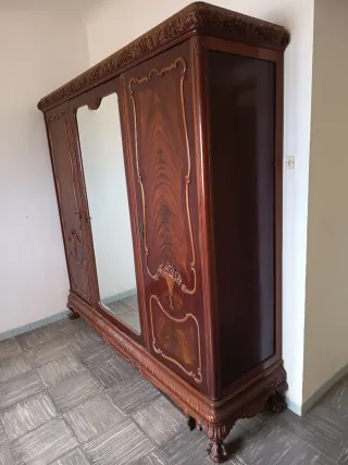 Armario antiguo de madera con espejo