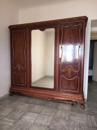 Armario antiguo de madera con espejo