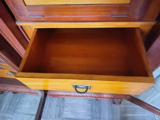 Armario antiguo de madera con espejo