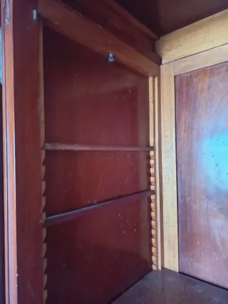 Armario antiguo de madera con espejo