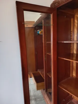 Armario antiguo de madera con espejo