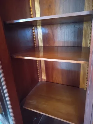 Armario antiguo de madera con espejo