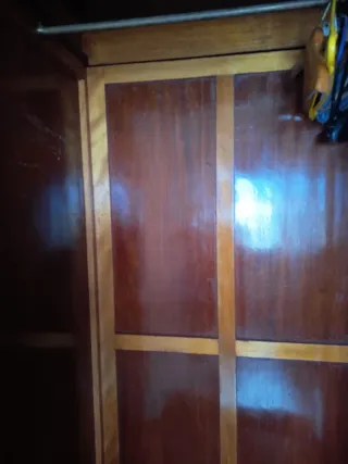 Armario antiguo de madera con espejo