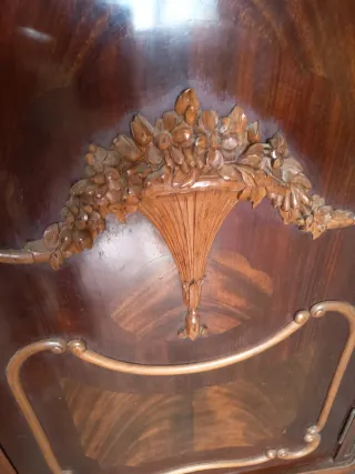 Armario antiguo de madera con espejo