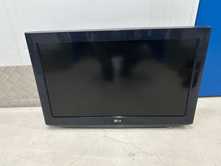 Televisor LG Negro con soporte de pared.
