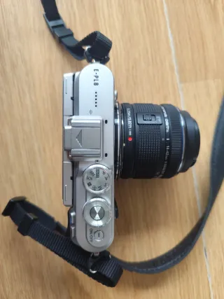 Cámara Olympus PEN E-PL8 + Accesorios