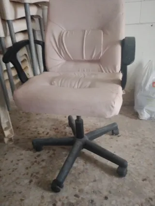 Silla de oficina beige y negra