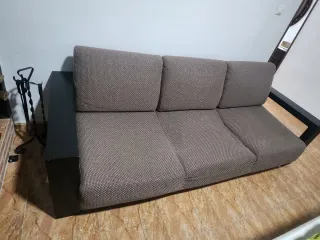 Sofá de madera y tela