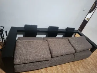 Sofá de madera y tela