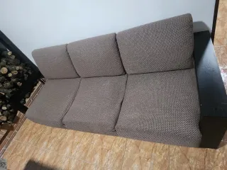 Sofá de madera y tela