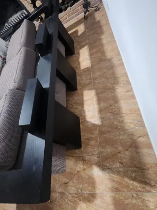 Sofá de madera y tela