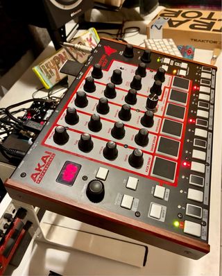 Akai Rhythm Wolf - Caja de Ritmos y Sintetizador