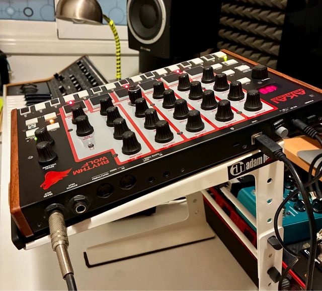 Akai Rhythm Wolf - Caja de Ritmos y Sintetizador