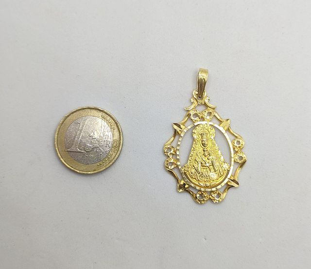 Colgante Virgen de oro de 18k, 6.17 g.