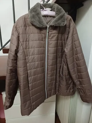 Piumino leggero marrone con pelliccia