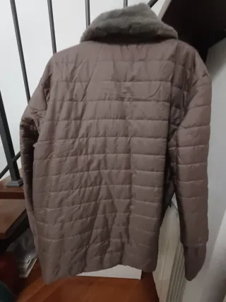 Piumino leggero marrone con pelliccia