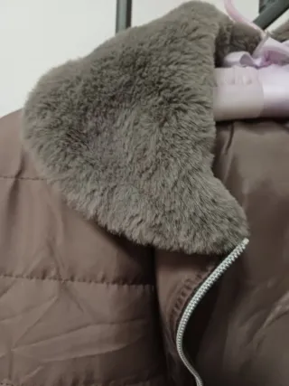 Piumino leggero marrone con pelliccia