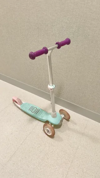 Patinete infantil Decathlon 3 ruedas con luces