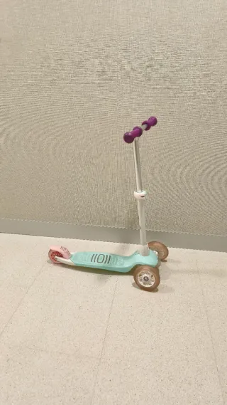 Patinete infantil Decathlon 3 ruedas con luces