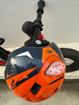 Bicicleta de equilibrio roja GasGas + casco KTM