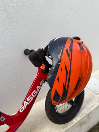 Bicicleta de equilibrio roja GasGas + casco KTM