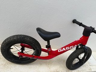 Bicicleta de equilibrio roja GasGas + casco KTM