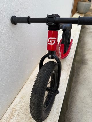 Bicicleta de equilibrio roja GasGas + casco KTM
