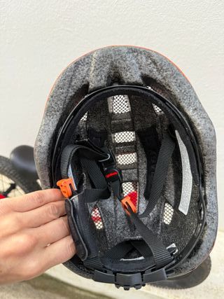 Bicicleta de equilibrio roja GasGas + casco KTM