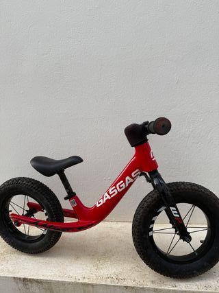 Bicicleta de equilibrio roja GasGas + casco KTM