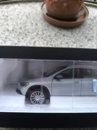 Mercedes GLA 1/18 modellino