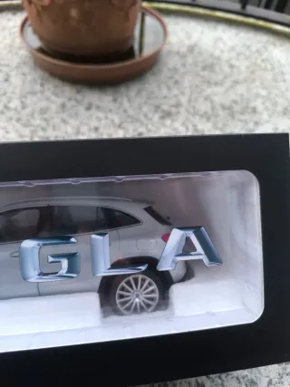 Mercedes GLA 1/18 modellino