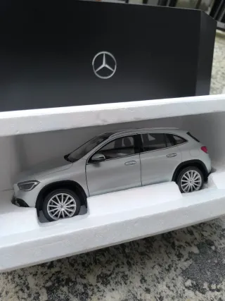 Mercedes GLA 1/18 modellino