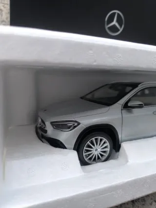 Mercedes GLA 1/18 modellino