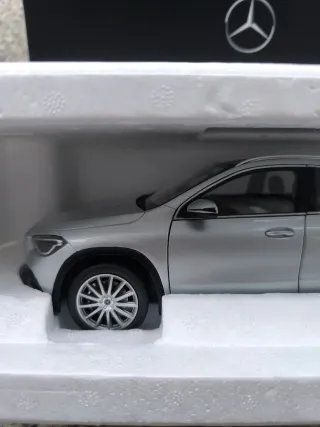 Mercedes GLA 1/18 modellino