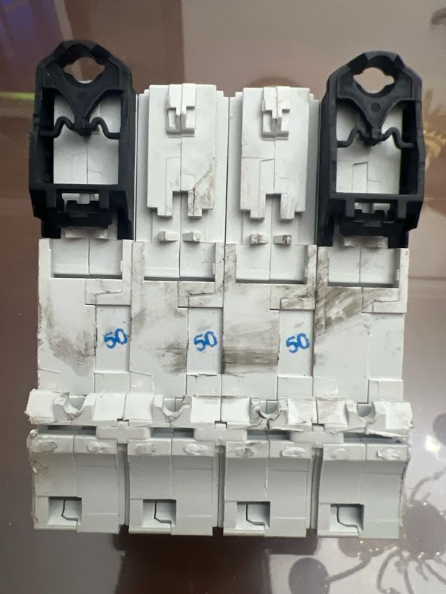 Interruptor Magnetotérmico GE 7.5A 400V