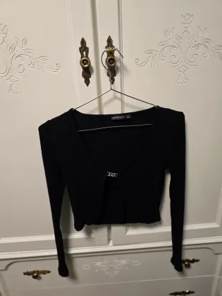 Jersey negro con cadena